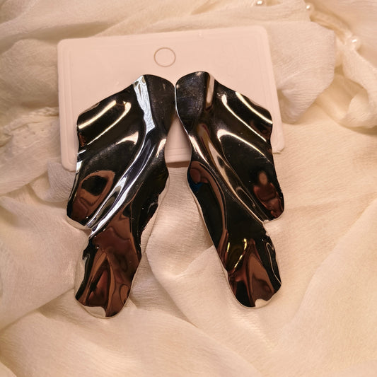 Elegant Flow Metal Earrings - Luxe Design